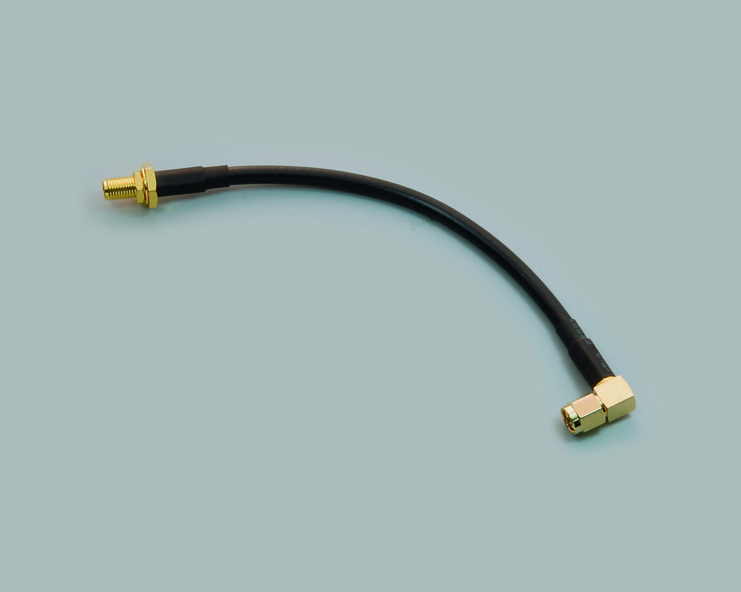 SMA Adapter, Einbaubuchse gerade auf Stecker gewinkelt, Kabel RG 58 C/U, 30 cm, 50 Ohm
