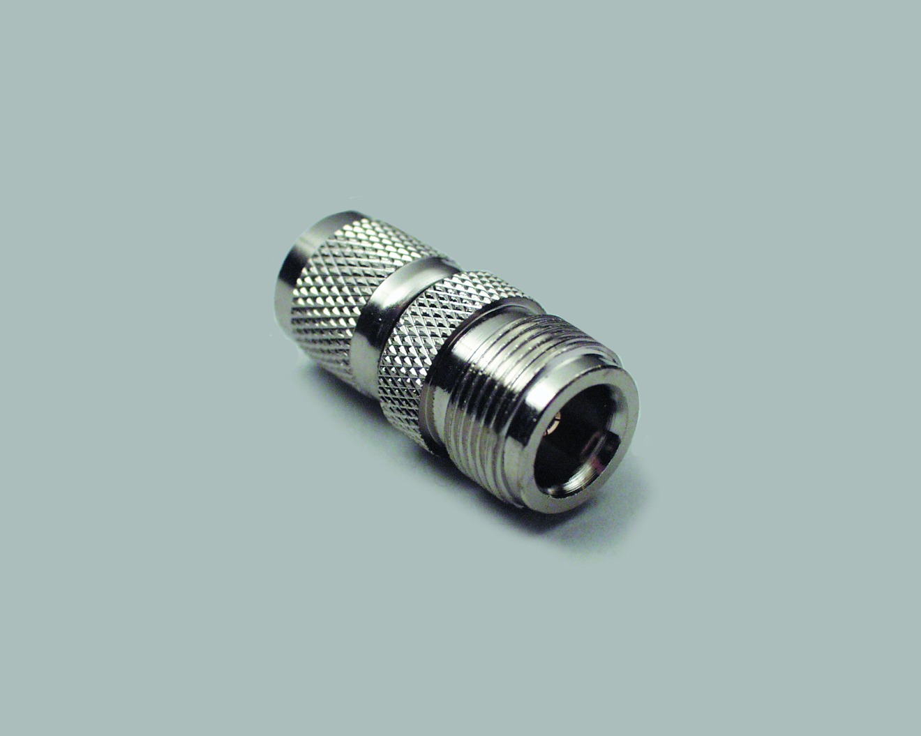 TNC-Reverse/Standard Adapter 50 Ohm, Teflon-Isol., TNC-Reverse-Stecker auf N-Standard-Kupplung