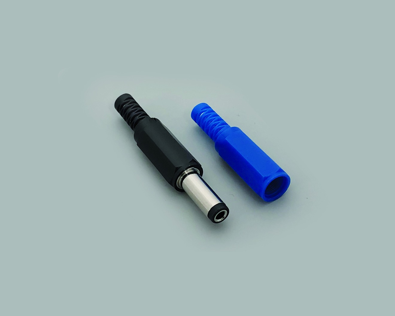 DC-Stecker Set, bestehend aus 1x DC-Stecker (072112) 2,5mmx5,5mmx14,0mm inkl. 2 Tüllen, 1x blau, 1x schwarz