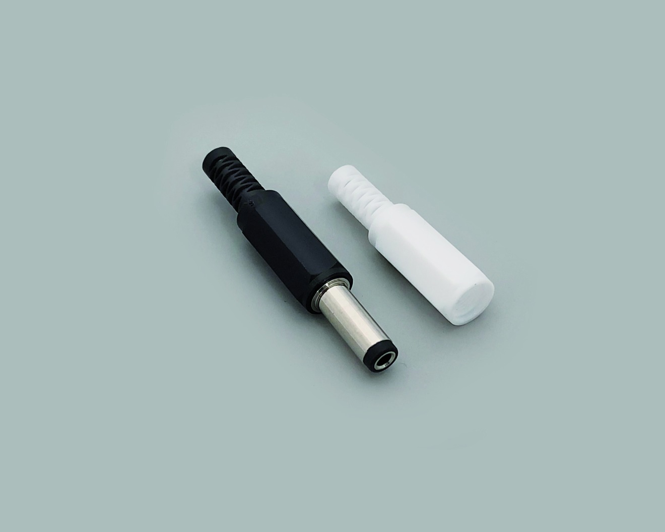 DC-Stecker Set, bestehend aus 1x DC-Stecker (072112) 2,5mmx5,5mmx14,0mm inkl. 2 Tüllen, 1x weiß, 1x schwarz