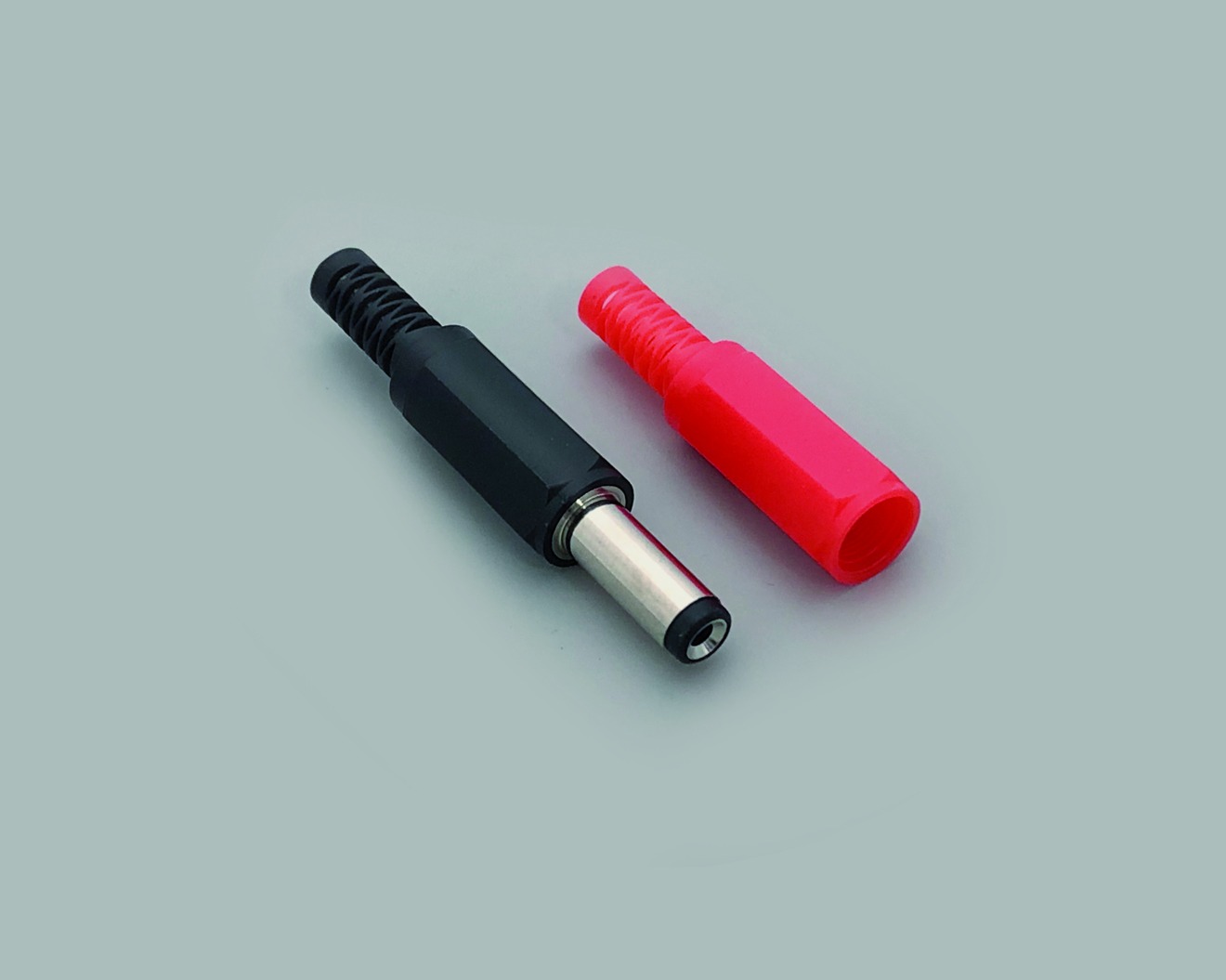DC-Hohlstecker Set, bestehend aus 1x DC-Hohlstecker (072110) 2,1mmx5,5mmx14,0mm inkl. 2 Tüllen, 1x rot, 1x schwarz