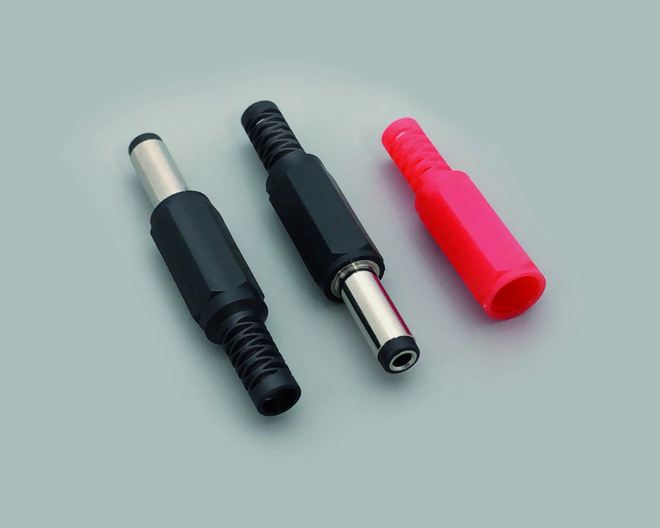 DC-Stecker Set, bestehend aus 2x DC-Stecker (072112) 2,5mmx5,5mmx14,0mm inkl. 3 Tüllen, 1x rot, 2x schwarz