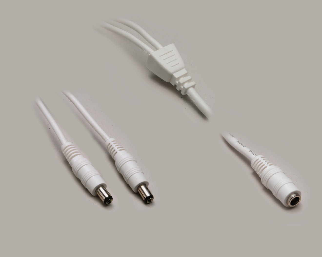DC-Verteiler, DC-Kupplung 2,5mm/5,5mm auf 2 x DC-Stecker 2,5mm/5,5mm, Farbe weiss, Länge 1,10m, mit Satteletikett