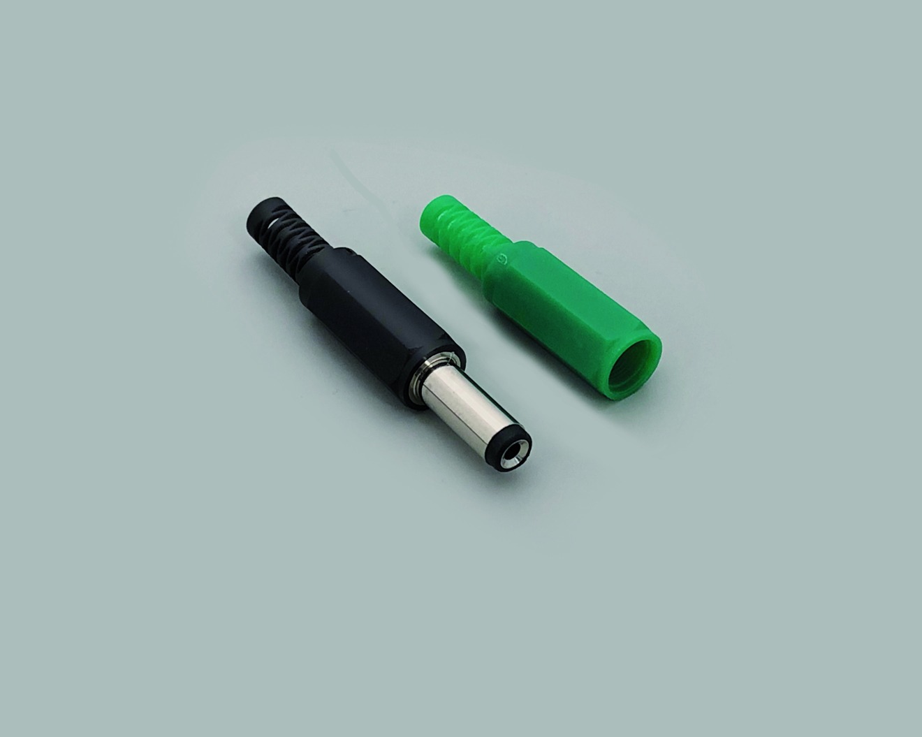 DC-Hohlstecker Set, bestehend aus 1x DC-Hohlstecker (072110) 2,1mmx5,5mmx14,0mm inkl. 2 Tüllen, 1x grün, 1x schwarz