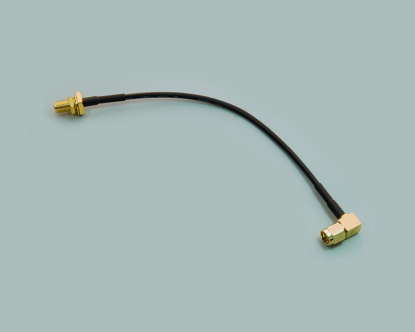 SMA Adapter, Einbaubuchse gerade auf Stecker gewinkelt, Kabel RG 174/U, 30 cm, 50 Ohm
