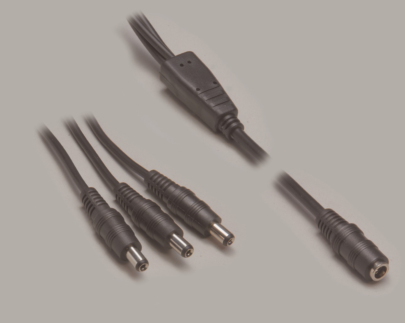 DC-Verteiler, DC-Kupplung 2,5mm/5,5mm auf 3 x DC-Stecker 2,5mm/5,5mm, Farbe schwarz, Länge 0,35m, mit Satteletikett