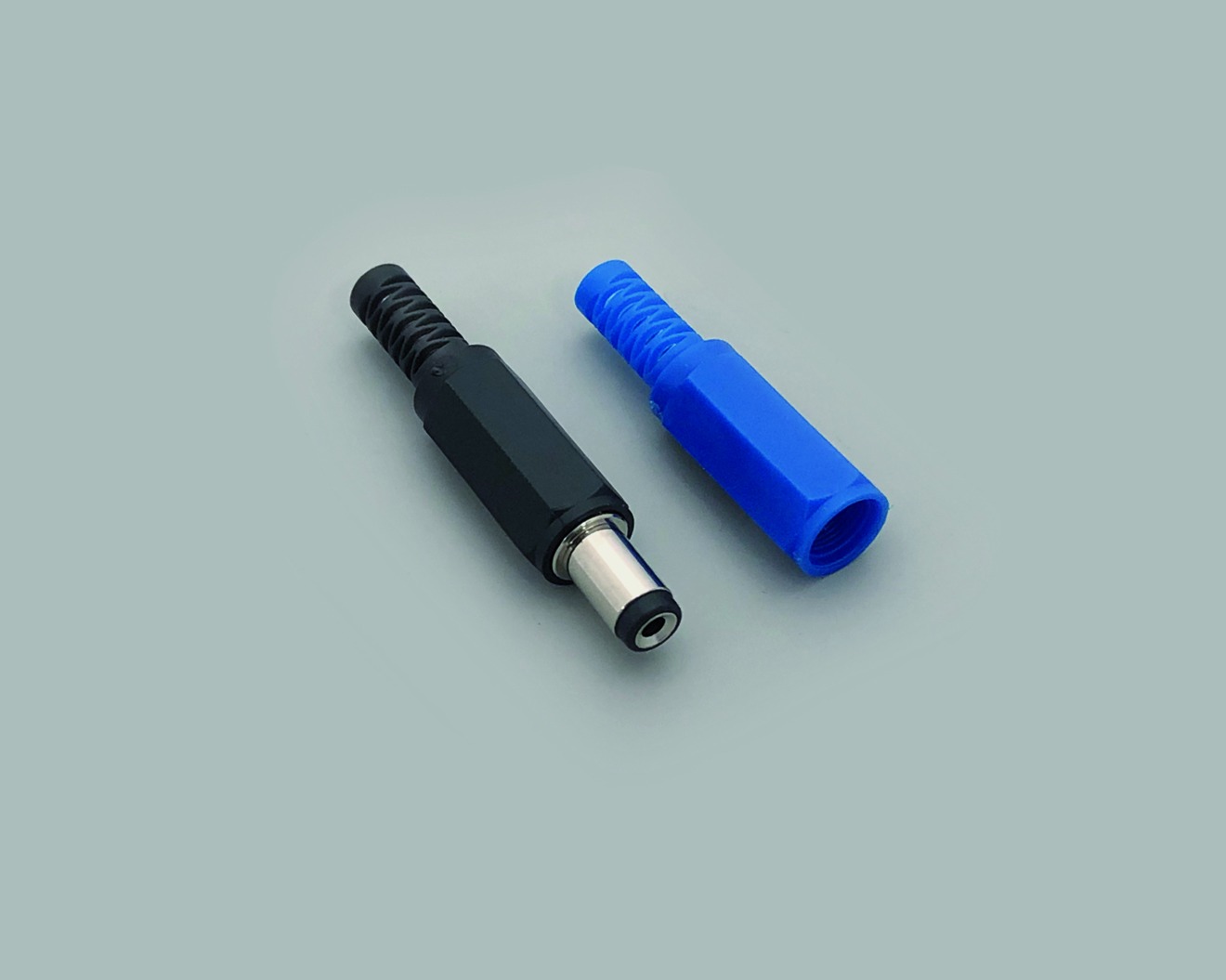 DC-Hohlstecker Set, bestehend aus 1x DC-Hohlstecker (072109) 2,1mmx5,5mmx9,5mm inkl. 2 Tüllen, 1x blau, 1x schwarz