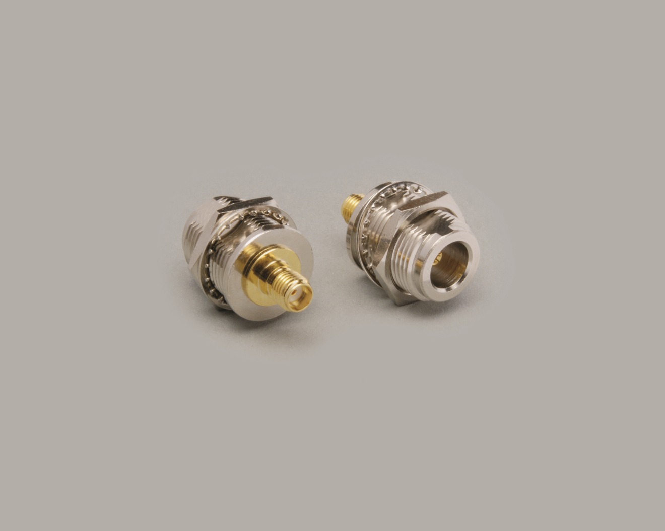 Adapter (Einbauadapter), SMA-Kupplung auf N-Kupplung, 50 Ohm, Teflon-Isolation