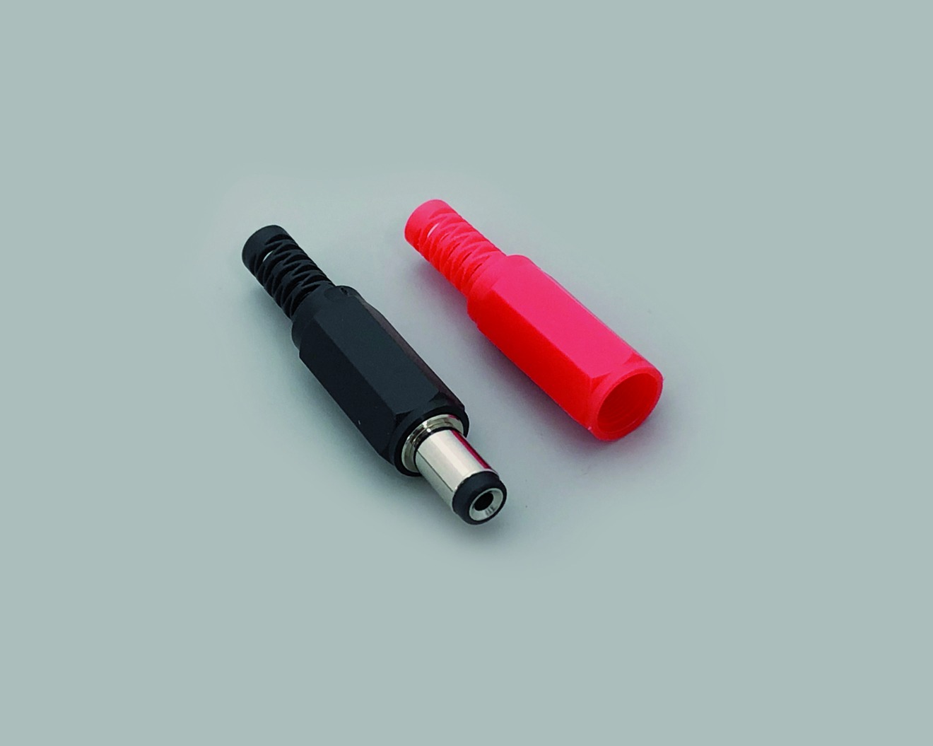 DC-Stecker Set, bestehend aus 1x DC-Stecker (072111) 2,5mmx5,5mmx9,5mm inkl. 2 Tüllen, 1x rot, 1x schwarz