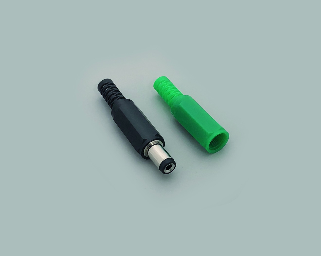 DC-Stecker Set, bestehend aus 1x DC-Stecker (072111) 2,5mmx5,5mmx9,5mm inkl. 2 Tüllen, 1x grün, 1x schwarz
