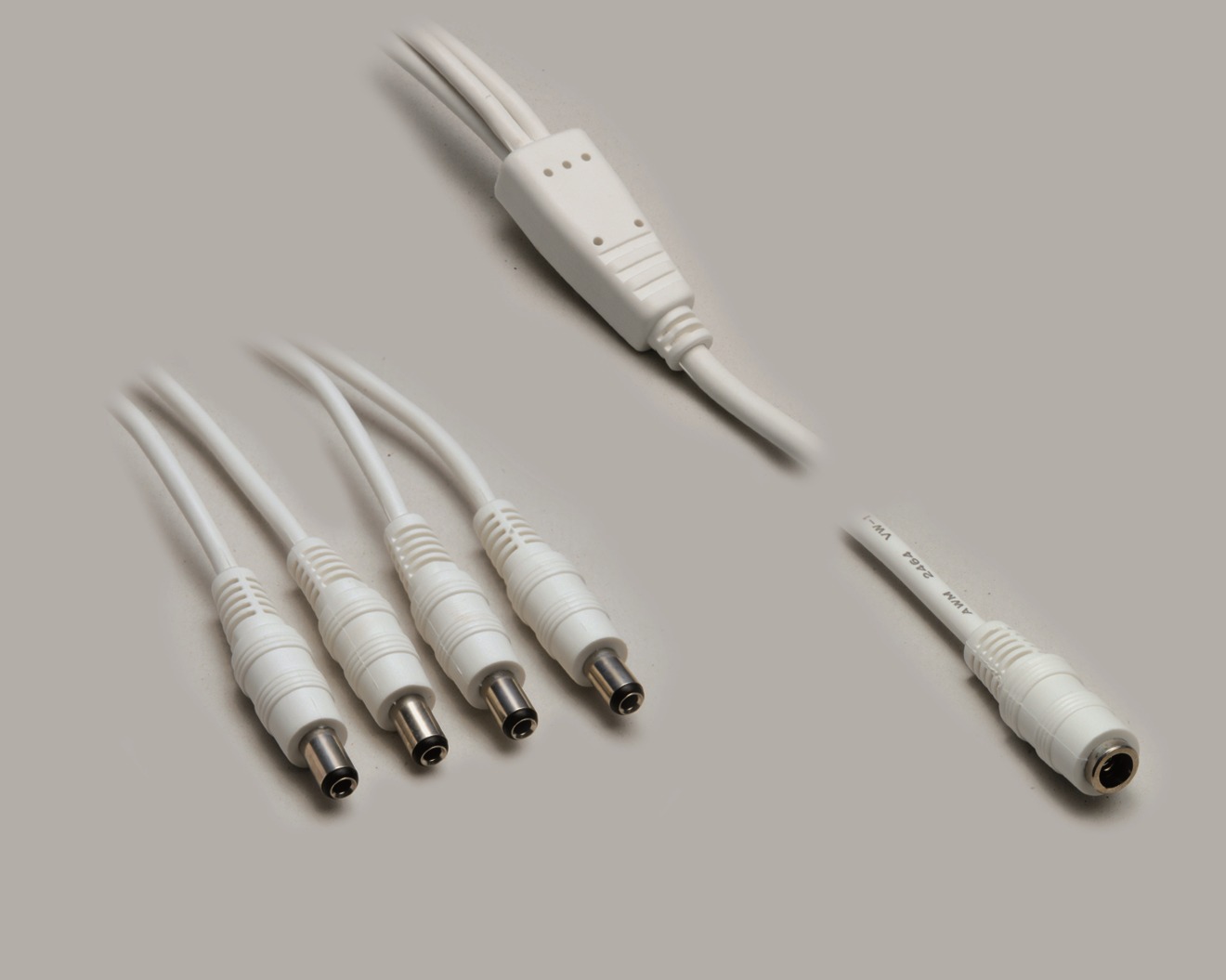 DC-Verteiler, DC-Kupplung 2,5mm/5,5mm auf 4 x DC-Stecker 2,5mm/5,5mm, Farbe weiss, Länge 1.10m, mit Satteletikett