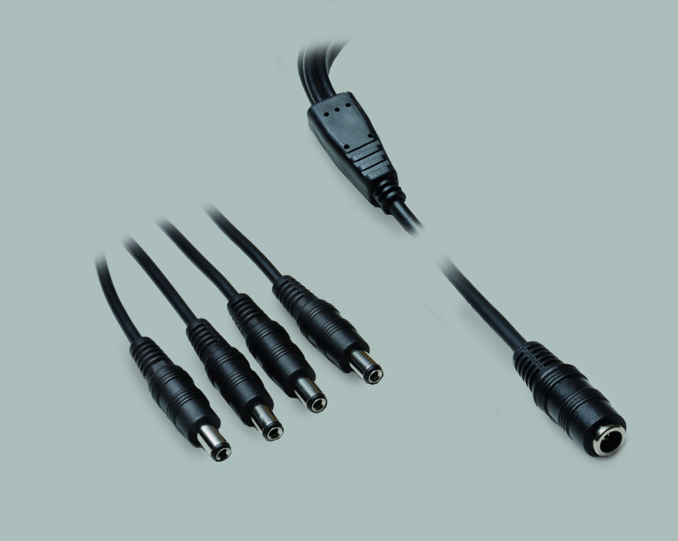 DC-Verteiler, DC-Kupplung 2,5mm/5,5mm auf 4 x DC-Stecker 2,5mm/5,5mm, Farbe schwarz, Länge 1.10m