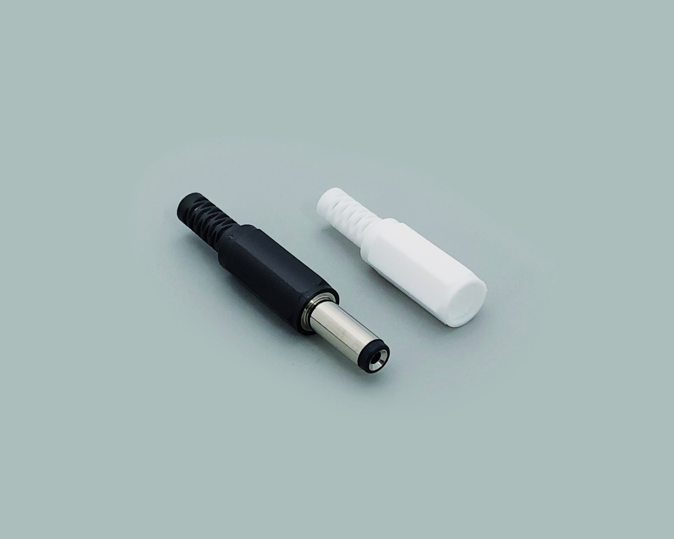 DC-Hohlstecker Set, bestehend aus 1x DC-Hohlstecker (072110) 2,1mmx5,5mmx14,0mm inkl. 2 Tüllen, 1x weiß, 1x schwarz