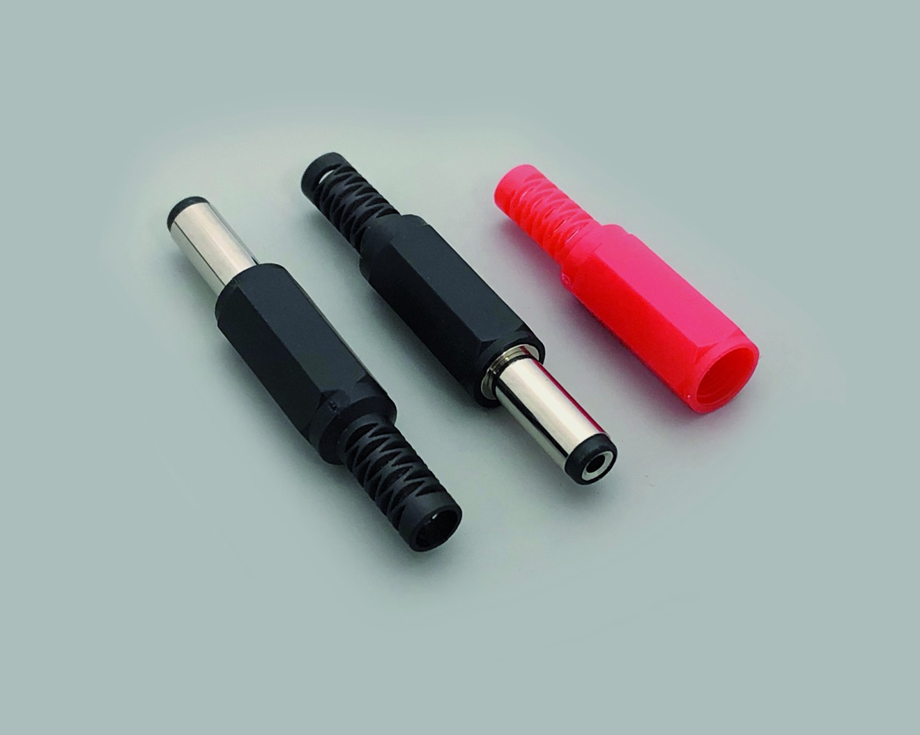 DC-Hohlstecker Set, bestehend aus 2x DC-Hohlstecker (072110) 2,1mmx5,5mmx14,0mm inkl. 3 Tüllen, 1x rot, 2x schwarz