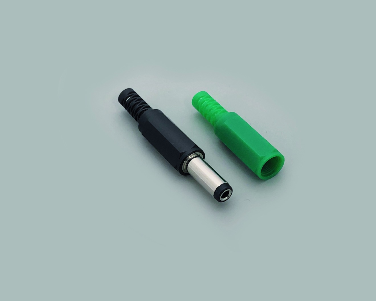 DC-Stecker Set, bestehend aus 1x DC-Stecker (072112) 2,5mmx5,5mmx14,0mm inkl. 2 Tüllen, 1x grün, 1x schwarz