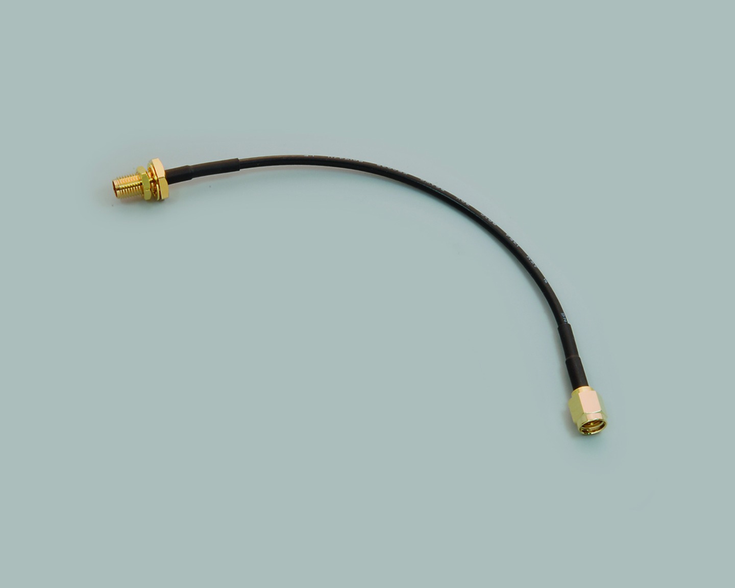 SMA Adapter, Einbaubuchse gerade auf Stecker gerade, Kabel RG 174/U, 30 cm, 50 Ohm
