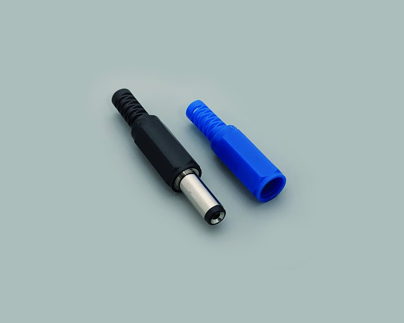 DC-Stecker Set, bestehend aus 1x DC-Stecker (072111) 2,5mmx5,5mmx9,5mm inkl. 2 Tüllen, 1x blau, 1x schwarz