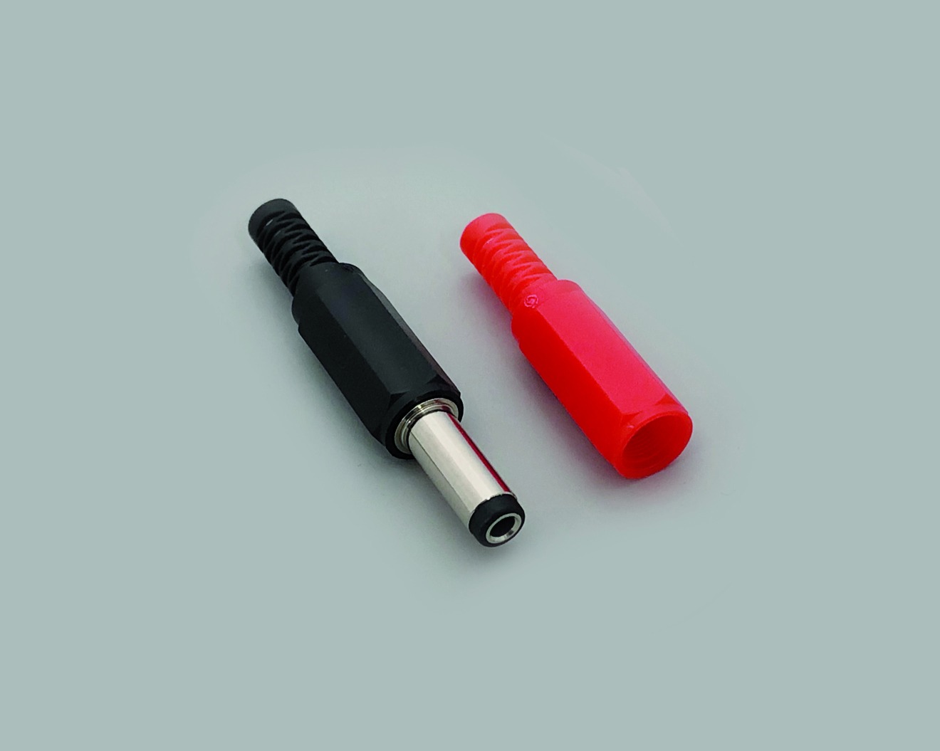 DC-Stecker Set, bestehend aus 1x DC-Stecker (072112) 2,5mmx5,5mmx14,0mm inkl. 2 Tüllen, 1x rot, 1x schwarz