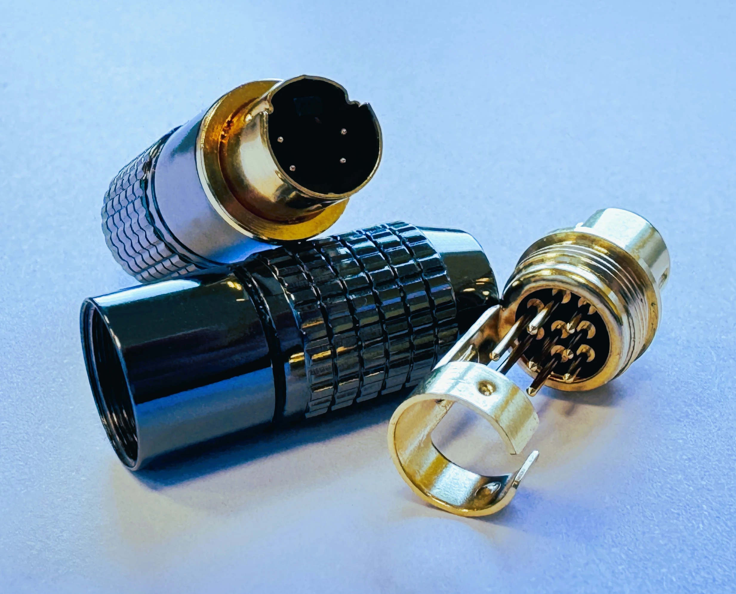 Mini-DIN connector and connection cable /  power connector