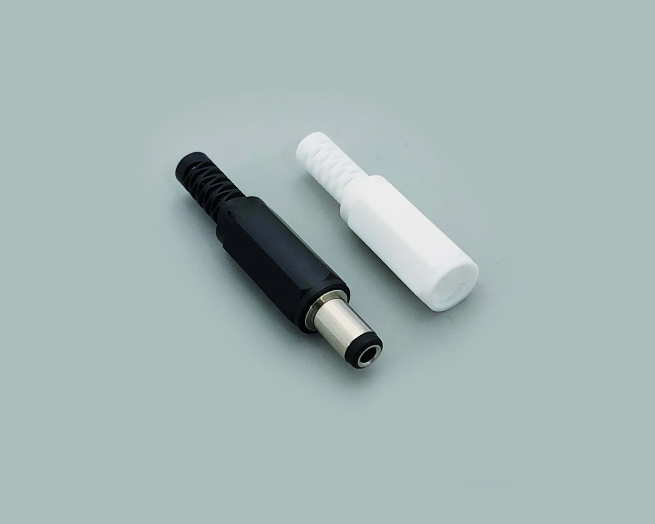 DC-Stecker Set, bestehend aus 1x DC-Stecker (072111) 2,5mmx5,5mmx9,5mm inkl. 2 Tüllen, 1x weiß, 1x schwarz